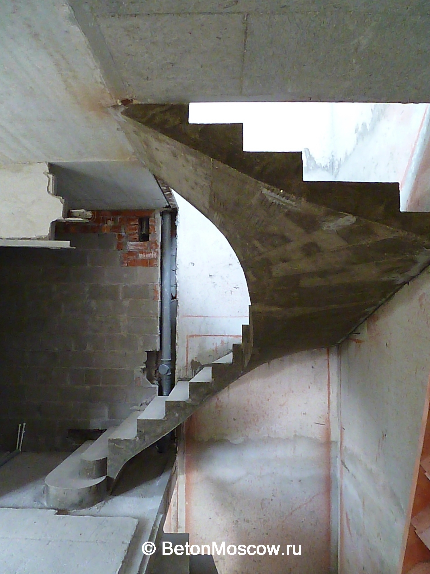 Лестница из бетона в ЖК Жемчужина Коренево. Фото 2