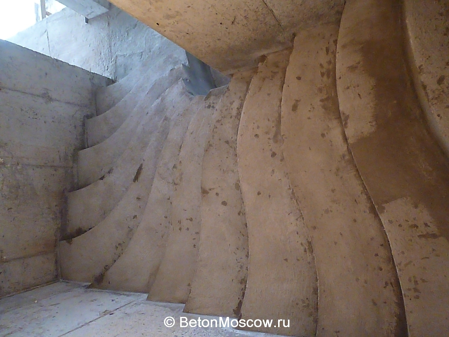 Бетонная лестница забежная в Жуковке. Фото 2