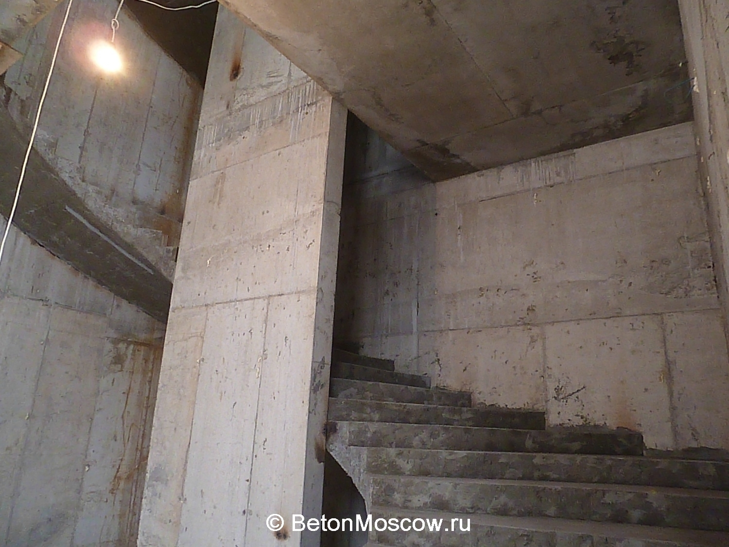 Бетонная лестница с забежными ступенями в коттеджном посёлке Жуковка. Фото 3