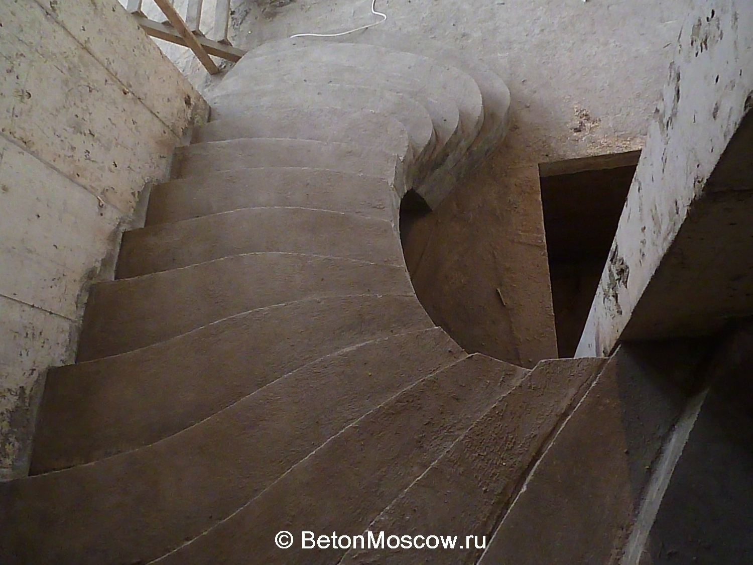 Бетонная лестница с забежными ступенями в коттеджном посёлке Жуковка. Фото 4