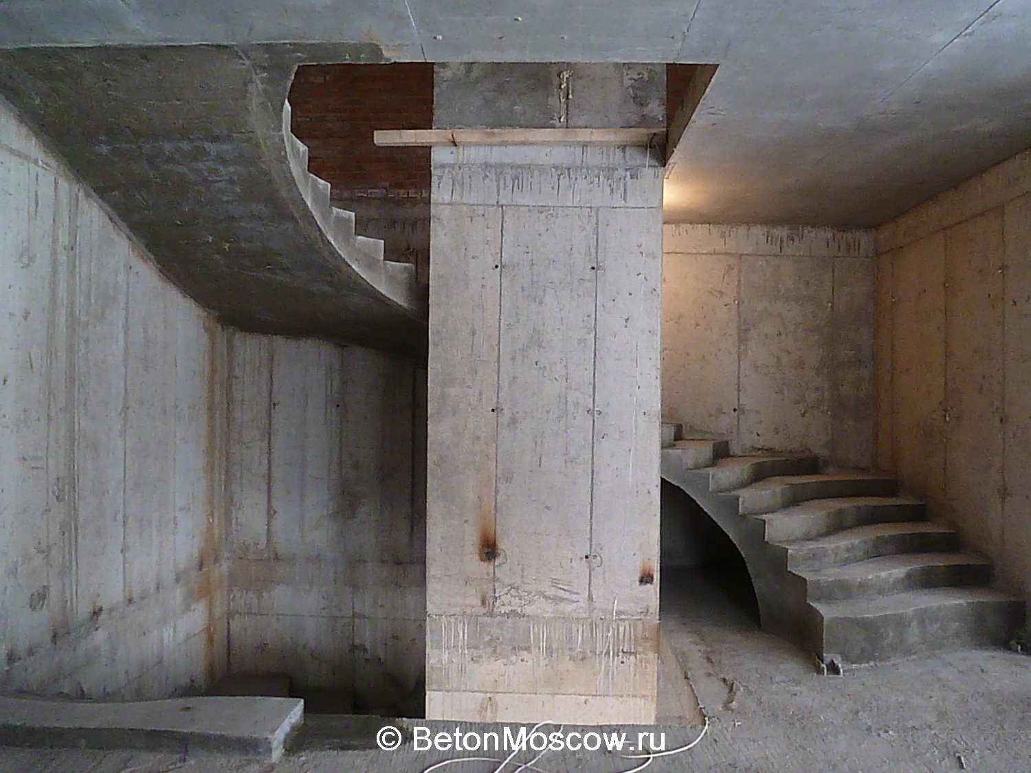 Бетонная лестница с забежными ступенями в коттеджном посёлке Жуковка. Фото 5