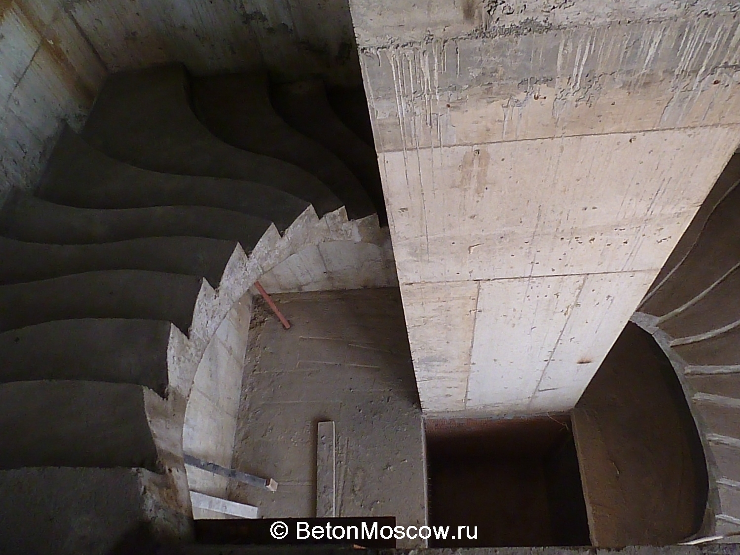 Бетонная лестница с забежными ступенями в коттеджном посёлке Жуковка. Фото 6