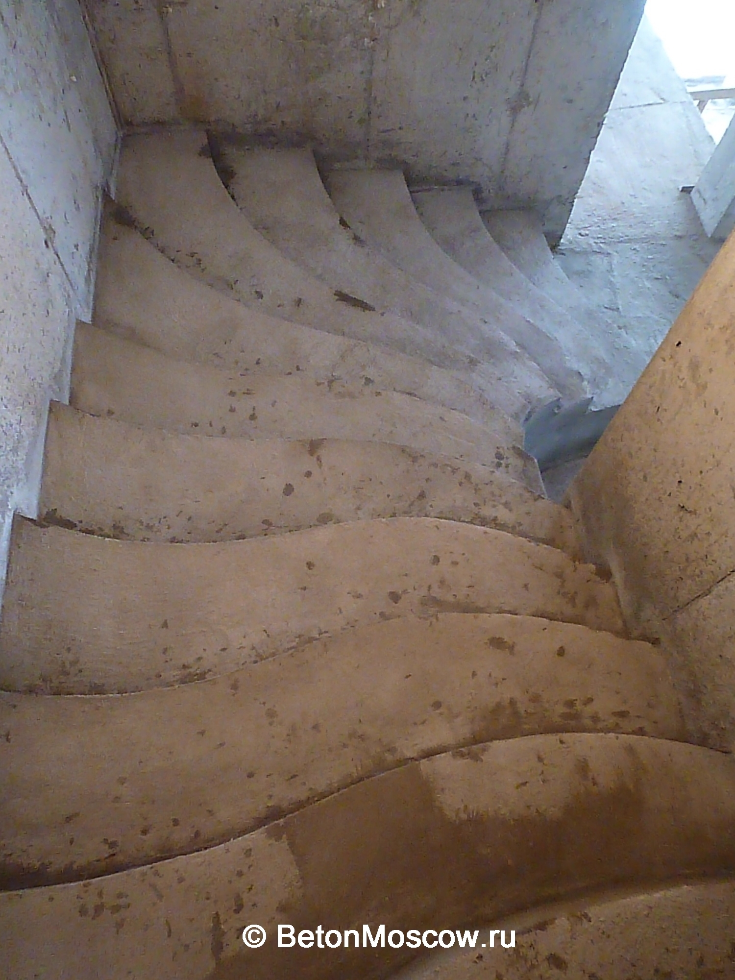 Бетонная лестница с забежными ступенями в коттеджном посёлке Жуковка. Фото 9