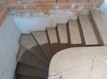 Монолитная лестница посёлке Акватория