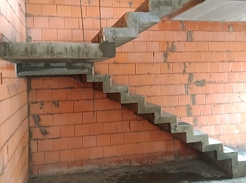 Монолитная лестница (Каскад Парк)