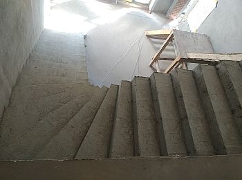 Бетонная лестница с поворотом (Успенское)