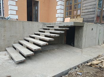 Бетонная лестница на косоуре в Южном Бутово (Москва)