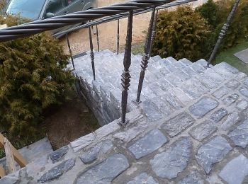 Бетонная лестница в деревне Чёрная