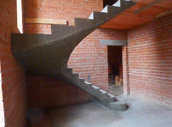 Бетонная маршевая лестница в коттеджном посёлке Крюково