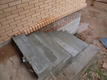 Наружная бетонная лестница в посёлке Цветочная