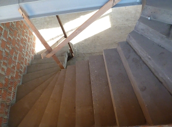 Железобетонная лестница в коттеджном посёлке Эсквайр Парк