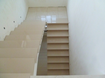 Бетонная лестница маршевая с промежуточными площадками в коттеджном посёлке ГринХилл