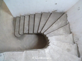 Лестница бетонная в коттеджном посёлке Мартымьяново