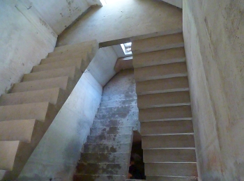 Бетонная лестница маршевая с промежуточными площадками в коттеджном посёлке Королевские сосны