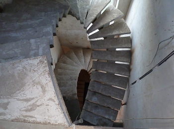 Монолитная лестница на косоуре в коттеджный посёлке Булатниково