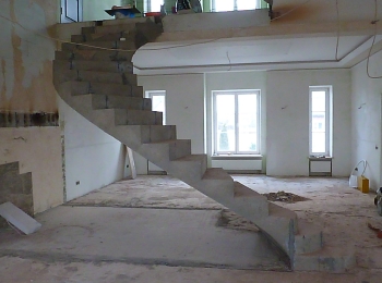 Бетонная лестница с забежными ступенями в коттеджном посёлке Козино