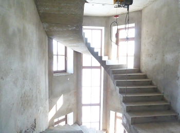 Бетонная лестница в коттеджном посёлке Лазурный берег