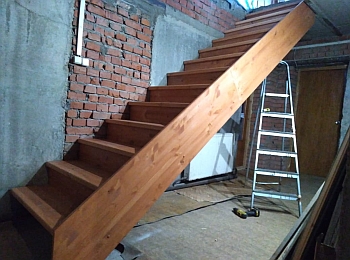 Деревянная лестница на металлическом каркасе (Часцы)