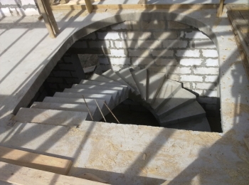 Лестница монолитная в коттеджном посёлке Лион