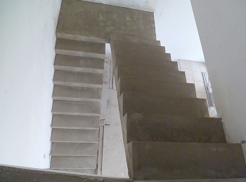 Монолитная маршевая лестница