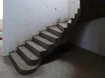 Бетонная лестница в коттеджном посёлке Мартемьяново