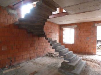 Бетонная лестница с забежными ступенями в коттеджном посёлке Сабуров парк
