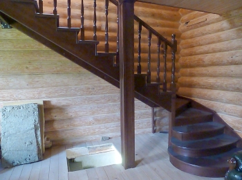 Лестница из бетона с забежными ступенями в СНТ Холод