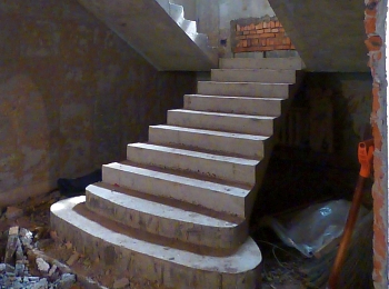 Железобетонная лестница в загородном доме в СНТ Творчество