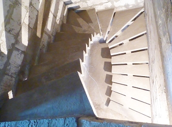 Бетонная лестница на косоуре в городе Солнечногорск