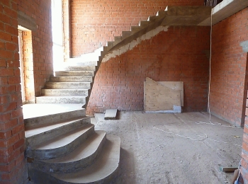 Бетонная лестница в коттеджном посёлке Солнечный город