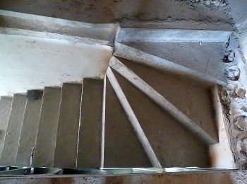 Монолитная лестница в частном доме в коттеджном посёлке Яхонтов Лес