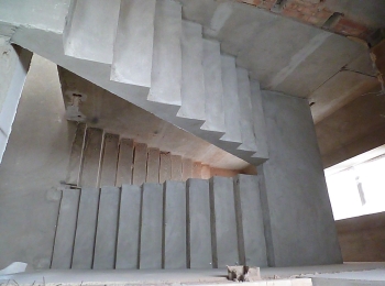 Бетонная лестница в коттеджном посёлке Идиллия