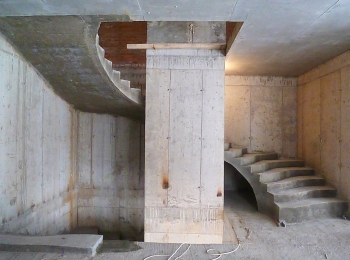 Бетонная лестница с забежными ступенями в коттеджном посёлке Жуковка