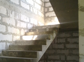 Лестница монолитная в коттеджном посёлке Зосимово