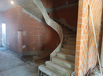 Забежная бетонная лестница в КП Александровский